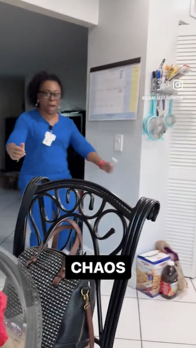 撮影者をハグしにくる義母