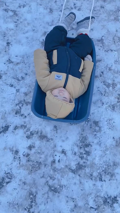 目を閉じる息子