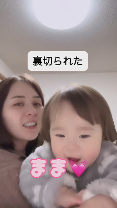 赤ちゃんを抱っこして会話しているママ