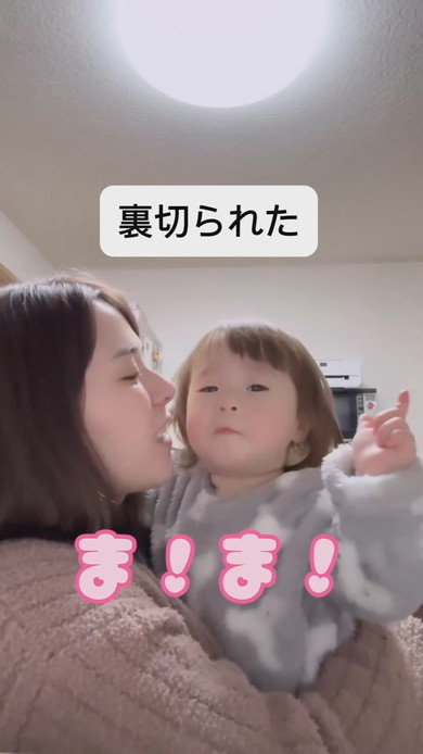 赤ちゃんを抱っこして会話しているママ