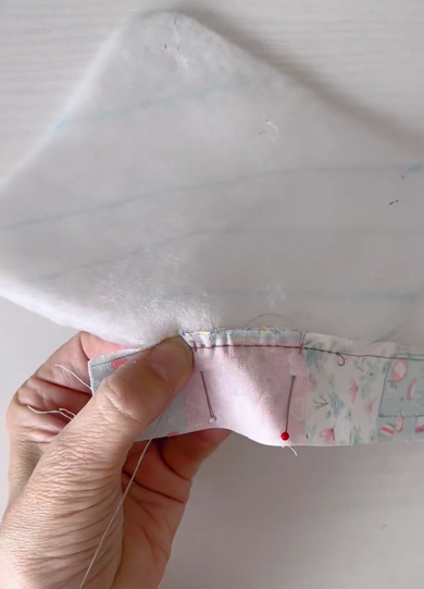 補助線に合わせてはぎれ布を縫い付けます