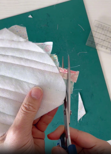 はみ出た布はカット