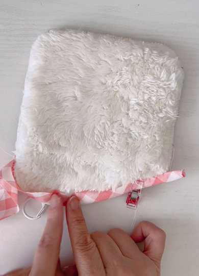 メガネケースの入り口になる部分まで進めます