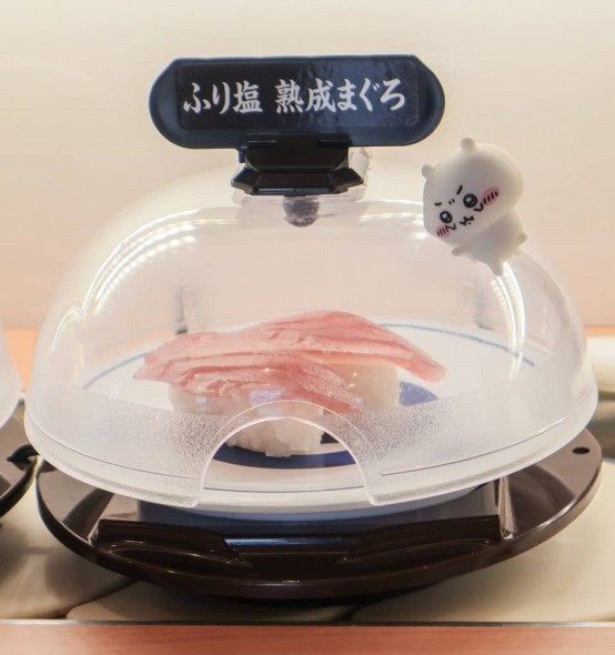 「抗菌寿司カバー鮮度くん」に設置された「ちいかわ」の飾り