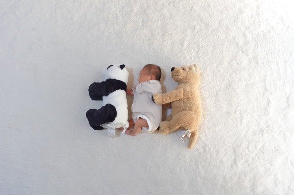 IKEAのぬいぐるみと並んで寝る赤ちゃん