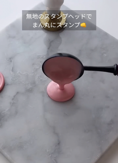 溶かしたろうを台に流します