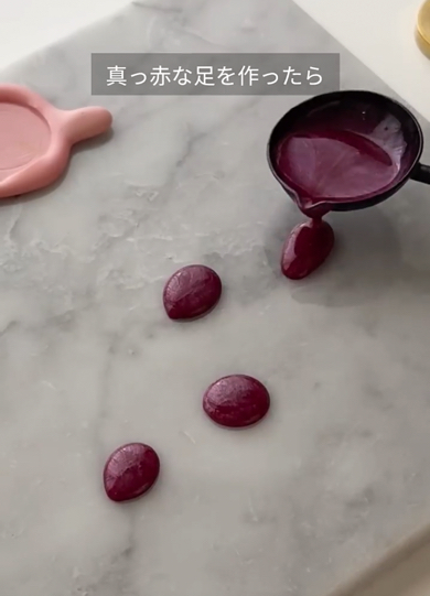 真っ赤なろうで足を製作