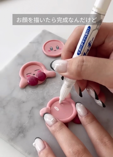 ペンでお顔を描きます