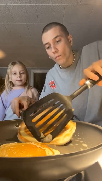 おじが作ったパンケーキの完成に歓喜する女の子