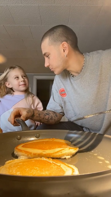 おじが作ったパンケーキの完成に歓喜する女の子