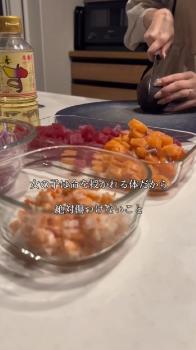 アボカドを切る女性