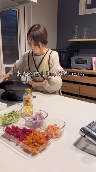 鍋を用意する女性