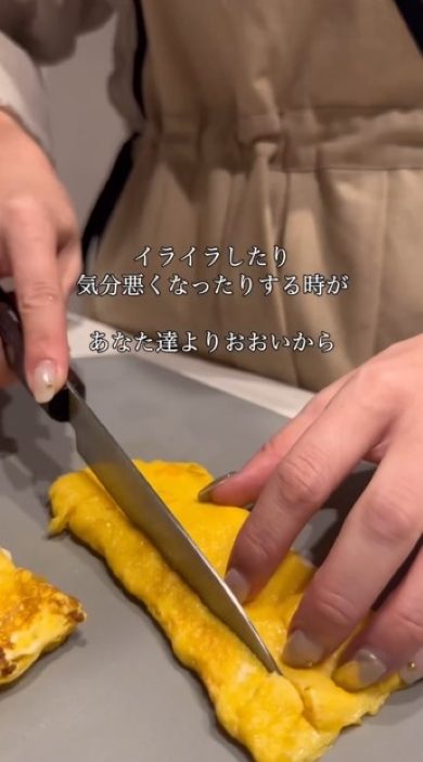 卵を調理する女性