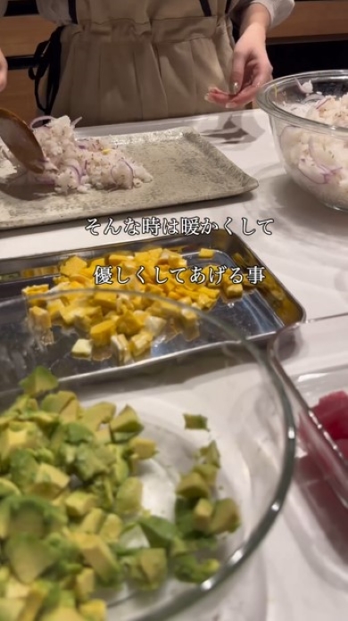 おすしを盛りつける女性