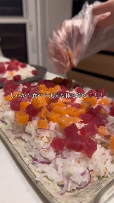 おすしを盛りつける女性