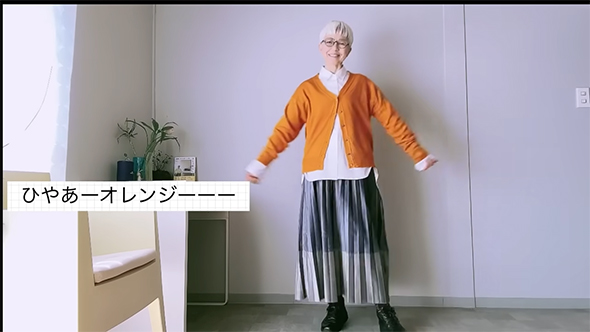 オレンジのカーディガン