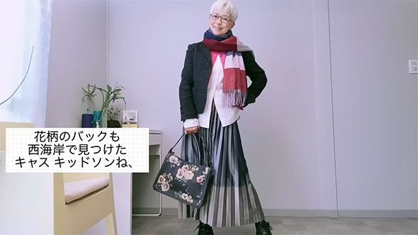 ピンクのカーディガン