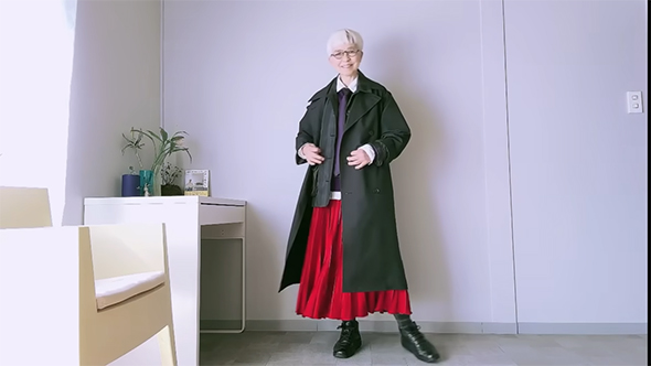 赤スカートの上にコート