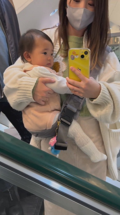 鏡に映る自分を見つけた赤ちゃん