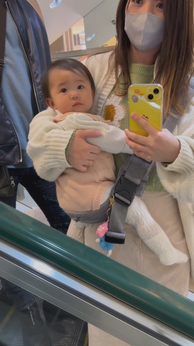 鏡に映る自分を見つけた赤ちゃん