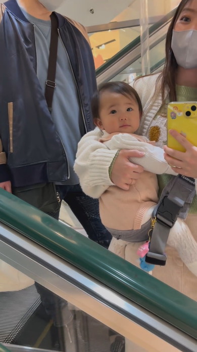 鏡に映る自分を見つけた赤ちゃん