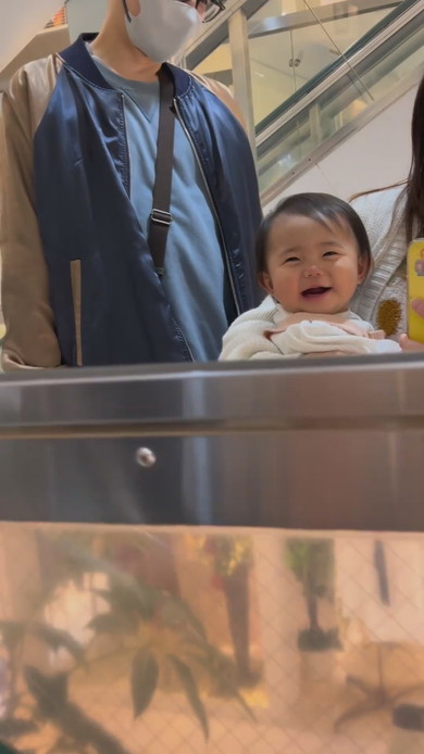 鏡に映る自分を見つけた赤ちゃん