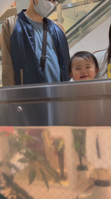 鏡に映る自分を見つけた赤ちゃん