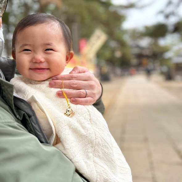 見上げてほほ笑む赤ちゃん