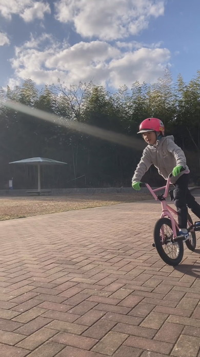 BMXのフロントトリックを披露する幼稚園生の女の子