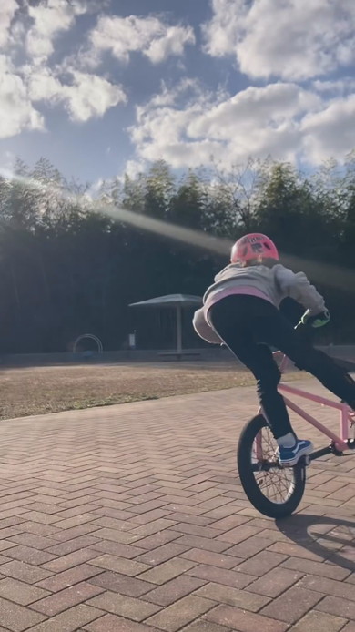 BMXのフロントトリックを披露する幼稚園生の女の子