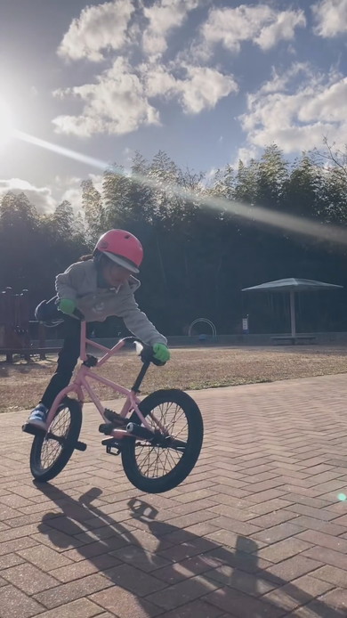 BMXのフロントトリックを披露する幼稚園生の女の子