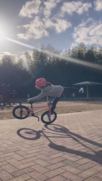 BMXのフロントトリックを披露する幼稚園生の女の子