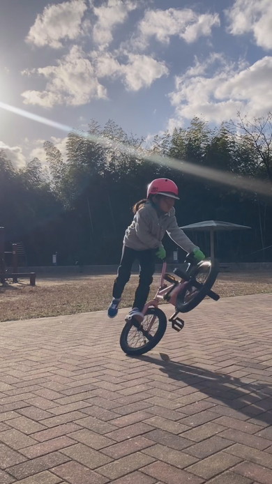 BMXのフロントトリックを披露する幼稚園生の女の子