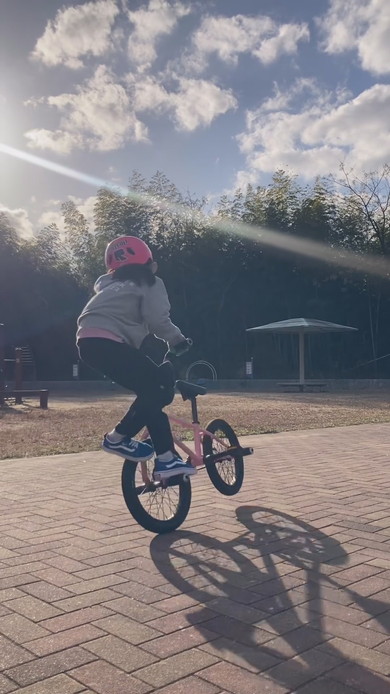 BMXのフロントトリックを披露する幼稚園生の女の子
