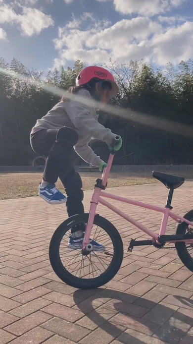 BMXのフロントトリックを披露する幼稚園生の女の子