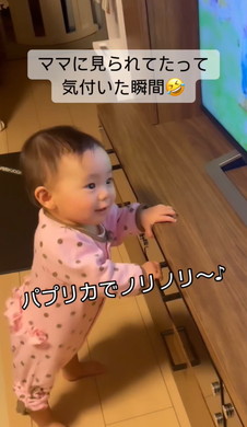 テレビ見てダンスする女の子