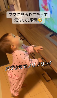 テレビ見てダンスする女の子
