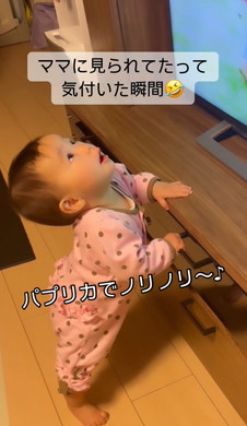 テレビ見てダンスする女の子