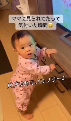 テレビ見てダンスする女の子