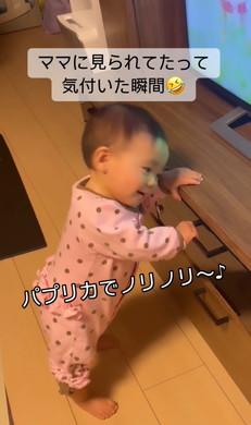 テレビ見てダンスする女の子