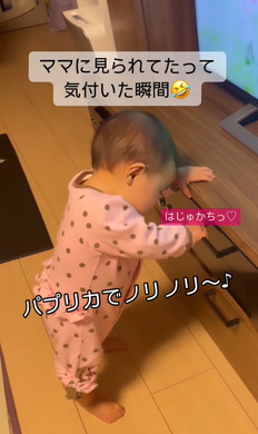 テレビ見てダンスする女の子