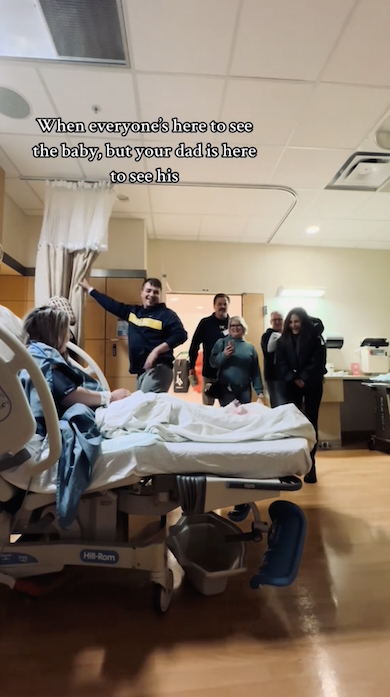 産院の個室に入ってくる家族