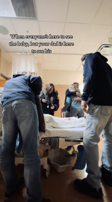 出産を終えた娘をハグ