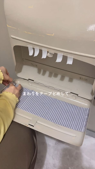 郵便受けの内側に布を貼り付ける