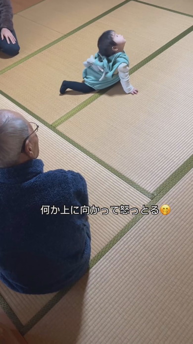 ご機嫌斜めな赤ちゃんとニコニコのひいおじいちゃん