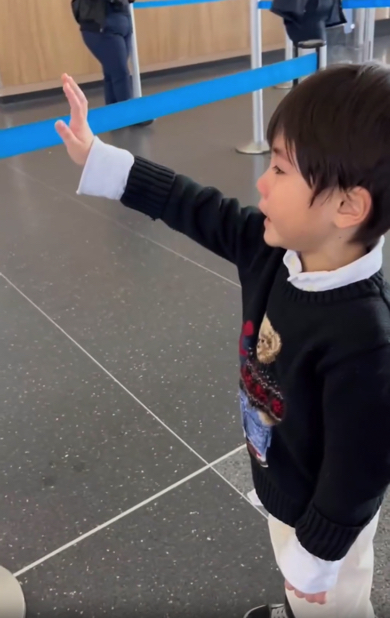 「あーちゃんバイバイ」とお別れの言葉を言います