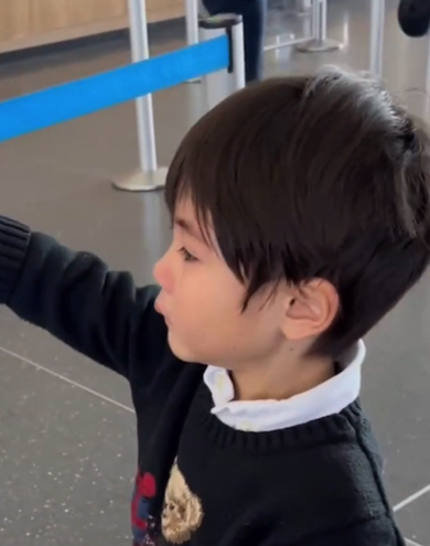 おばあちゃんの帰国が寂しくて涙を流す弟