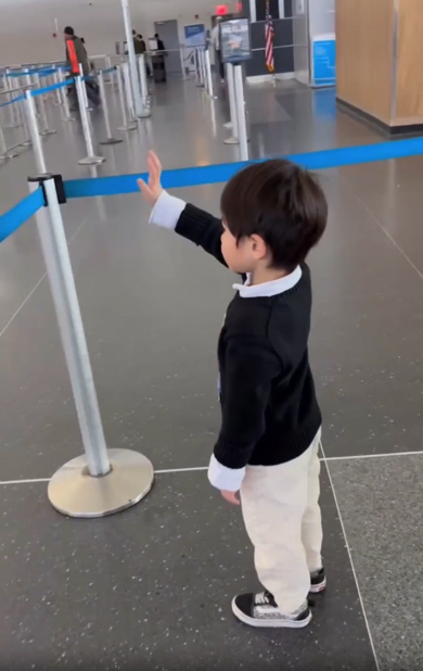 おばあちゃんが見えなくなるまで手を振っています