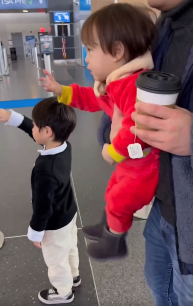 弟もバイバイと手を振ります