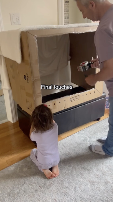 テレビ本体の仕上げ作業